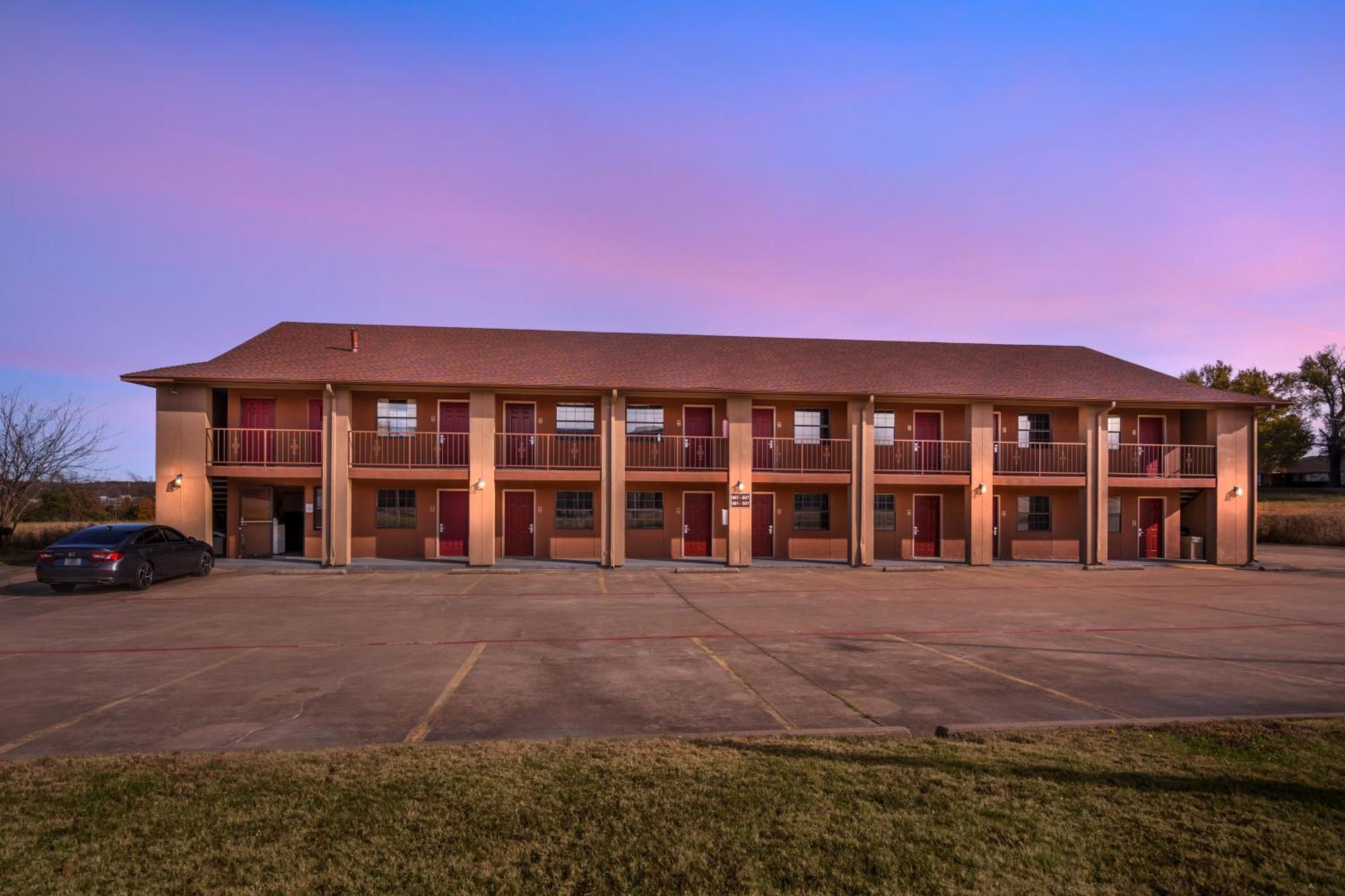 Red Roof Inn & Suites Sulphur Springs Exterior foto